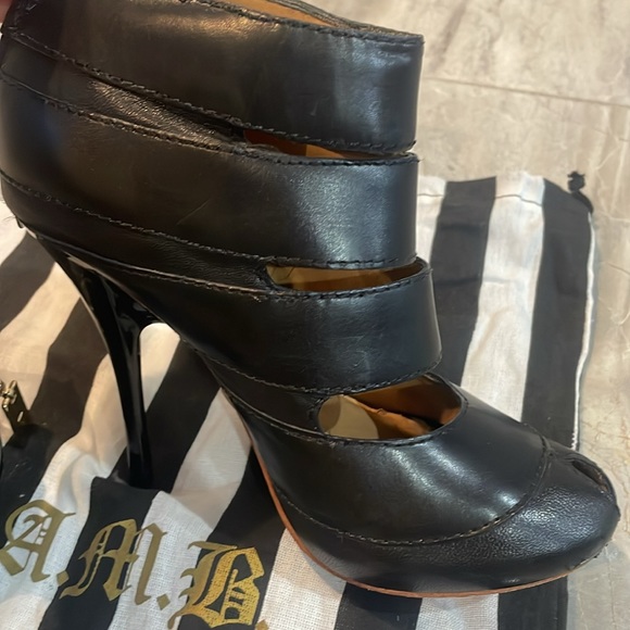 L.A.M.B - Picture 4 of 8